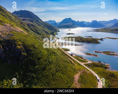 Luftaufnahme der Natur in Lofoten, Norwegen an einem klaren Sommertag. Ruhiges Wasser, tiefblaue Farben. Spektakuläre Straße E10 in Richtung reine. Stockfoto