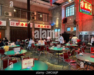 Peking, China, große Menschenmenge, im angesagten chinesischen Restaurant, « Yi Lau Yi », sitzen an Tischen, Neon Schild, Sanlitun Viertel, Innenraum Stockfoto