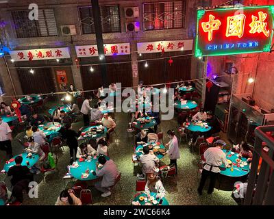 Peking, China, große Menschenmenge, im angesagten chinesischen Restaurant, « Yi Lau Yi », sitzen an Tischen, Neon Schild, Sanlitun Viertel, Innenraum Stockfoto