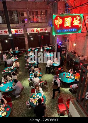 Peking, China, große Menschenmenge, im angesagten chinesischen Restaurant, « Yi Lau Yi », sitzen an Tischen, Neon Schild, Sanlitun Viertel, Innenräume Stockfoto