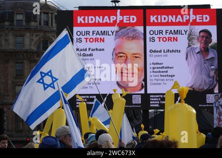 Ein Bildschirm zeigt Menschen, die am 7. Oktober 2023 während einer pro-israelischen Kundgebung am Trafalgar Square in London von der Hamas entführt wurden. Bilddatum: Sonntag, 14. Januar 2024. Stockfoto