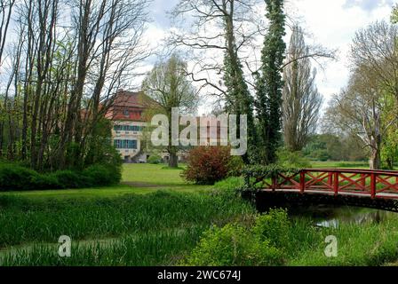 21.04.2014 Schloss Seggerde/Parkanlage Deutschland/Sachsen Anhalt/Magdeburger Börde/Bördekreis/Stadt Oebisfelde/Seggerde/an der aller/Schloss/Gutshaus/gut/Rittergut/ Spätbarock/ erbaut 1833-1838/ ehemalige Wasserburg/ Vorderansicht/ englischer Landschaftspark/ im Vordergrund die aller/ eine Holzbrücke führt über den Fluss/ Parkverbund Gartenträume Sachsen Anhalt *** 21 04 2014 Schlosspark Seggerde Deutschland Sachsen Anhalt Magdeburger Börde Bördekreis Stadt Oebisfelde Seggerde an Schloss der aller Herrenhaus Anwesen spätbarocker Bau 1833 1838 ehemaliges Wasserschloss Vorderansicht Englisch l Stockfoto