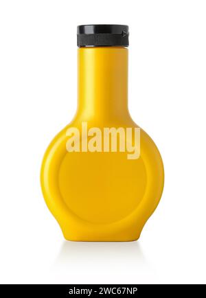 Scharfer Senf in Plastikflasche isoliert auf weißem Hintergrund Stockfoto