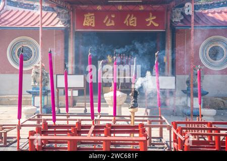 Georgetown, Malaysia - 18. Dezember 2023: Weihrauch im Thai Pak Koong Tempel in Tanjung Tokong in Georgetown, Malaysia Stockfoto