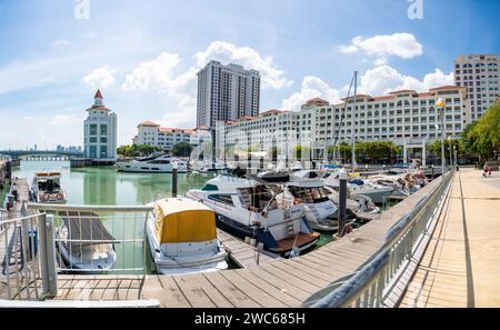 Georgetown, Malaysia - 18. Dezember 2023: Privater Parkplatz für Boote und Yachten am Strait Quay, Penang. Wohn-, Einkaufszentrum, Erholungsgebiet und Stockfoto