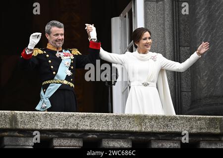 KOPENHAGEN, DÄNEMARK 20240114 König Frederik X. und Königin Maria winken vom Balkon des Schlosses Christiansborg in Kopenhagen. Am Sonntag, König Frederik X Stockfoto