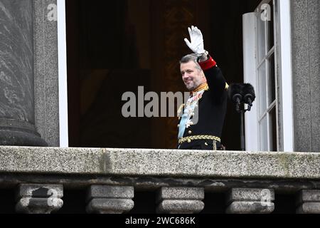 KOPENHAGEN, DÄNEMARK 20240114 König Frederik X winkt vom Balkon des Schlosses Christiansborg in Kopenhagen. Am Sonntag übernahm König Friedrich X. die Th Stockfoto