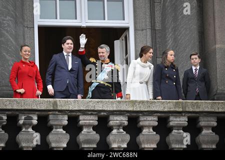 KOPENHAGEN, DÄNEMARK 20240114 der dänische König Friedrich X. und Königin Maria, zusammen mit ihren Kindern von links, Prinzessin Josephine, Kronprinz Christi Stockfoto