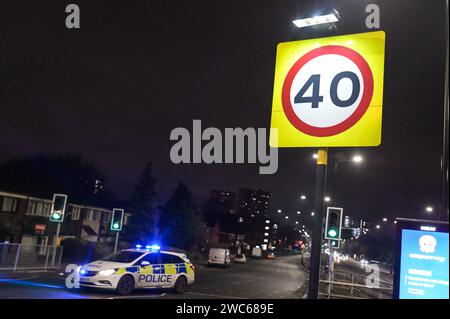 Birmingham, 13. Januar 2024 - die Polizei der West Midlands ermittelt, nachdem ein Mann in seinen 40ern bei einem schrecklichen Treffer getroffen und mit lebensbedrohlichen Verletzungen zurückgelassen wurde und auf einer berüchtigten Ringstraße durch das Stadtzentrum von Birmingham gelaufen ist. Der Vorfall ereignete sich am Samstag, den 13. Gegen 18:30 Uhr auf dem Belgrave Middleway in der Nähe der Zentralmoschee der Stadt. Der Mann wurde bei einer Fußgängerüberquerung auf einer 40 km/h Durchschnittskamera angegriffen. Ein Pullover und ein Hut wurden auf der Straße nahe einer Blutlache zwischen Beweismarkierungen gesehen, ebenso ein Papierbecher. Zwei Männer im Alter von 39 und 27 Jahren wurden wegen Verdachts verhaftet Stockfoto