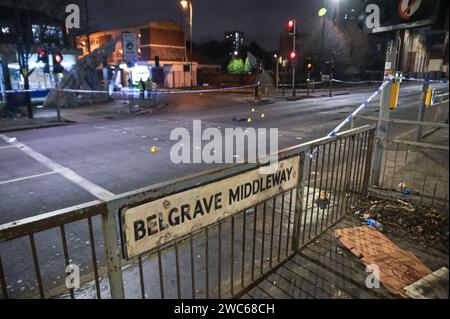 Birmingham, 13. Januar 2024 - die Polizei der West Midlands ermittelt, nachdem ein Mann in seinen 40ern bei einem schrecklichen Treffer getroffen und mit lebensbedrohlichen Verletzungen zurückgelassen wurde und auf einer berüchtigten Ringstraße durch das Stadtzentrum von Birmingham gelaufen ist. Der Vorfall ereignete sich am Samstag, den 13. Gegen 18:30 Uhr auf dem Belgrave Middleway in der Nähe der Zentralmoschee der Stadt. Der Mann wurde bei einer Fußgängerüberquerung auf einer 40 km/h Durchschnittskamera angegriffen. Ein Pullover und ein Hut wurden auf der Straße nahe einer Blutlache zwischen Beweismarkierungen gesehen, ebenso ein Papierbecher. Zwei Männer im Alter von 39 und 27 Jahren wurden wegen Verdachts verhaftet Stockfoto