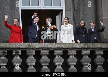 KOPENHAGEN, DÄNEMARK 20240114 der dänische König Friedrich X. und Königin Maria, zusammen mit ihren Kindern von links, Prinzessin Josephine, Kronprinz Christi Stockfoto