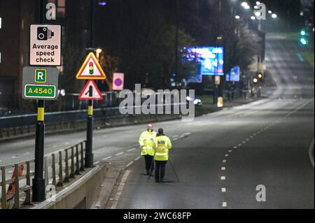 Birmingham, 13. Januar 2024 - die Polizei der West Midlands ermittelt, nachdem ein Mann in seinen 40ern bei einem schrecklichen Treffer getroffen und mit lebensbedrohlichen Verletzungen zurückgelassen wurde und auf einer berüchtigten Ringstraße durch das Stadtzentrum von Birmingham gelaufen ist. Der Vorfall ereignete sich am Samstag, den 13. Gegen 18:30 Uhr auf dem Belgrave Middleway in der Nähe der Zentralmoschee der Stadt. Der Mann wurde bei einer Fußgängerüberquerung auf einer 40 km/h Durchschnittskamera angegriffen. Ein Pullover und ein Hut wurden auf der Straße nahe einer Blutlache zwischen Beweismarkierungen gesehen, ebenso ein Papierbecher. Zwei Männer im Alter von 39 und 27 Jahren wurden wegen Verdachts verhaftet Stockfoto