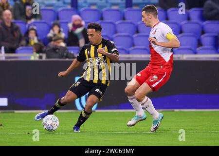 Arnheim, Niederlande. Januar 2024. ARNHEM, NIEDERLANDE - 14. JANUAR: Million Manhoef von Vitesse, Nick Viergever vom FC Utrecht während des niederländischen Eredivisie-Spiels zwischen Vitesse und FC Utrecht im Stadion Gelredome am 14. Januar 2024 in Arnheim, Niederlande. (Foto: Ben Gal/Orange Pictures) Credit: dpa/Alamy Live News Stockfoto