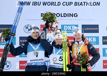 Ruhpolding, Deutschland. Januar 2024. Biathlon: Weltmeisterschaft, Verfolgung 12,5 km, Männer. Johannes Dale-Skjevdal (M) aus Norwegen feiert seinen Sieg bei der Preisverleihung neben dem zweitplatzierten Vetle Sjaastad Christiansen (l) aus Norwegen und dem drittplatzierten Johannes Thingnes Boe aus Norwegen. Quelle: Sven Hoppe/dpa/Alamy Live News Stockfoto