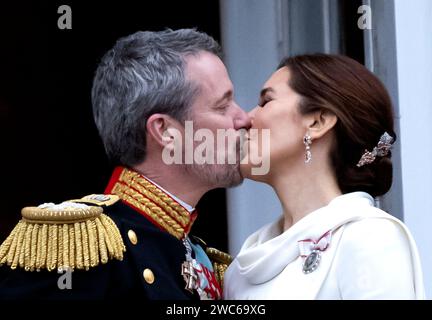 KOPENHAGEN, DÄNEMARK 20240114 König Frederik X. und Königin Maria küssen den Balkon des Schlosses Christiansborg in Kopenhagen. Am Sonntag übernahm König Friedrich X. den Thron von Königin Margrethe II. Der Thronwechsel wurde von Premierminister Mette Fredrikssen vom Balkon der Burg Christiansborg ausgerufen. Foto: Johan Nilsson / TT / Code 50090 Stockfoto