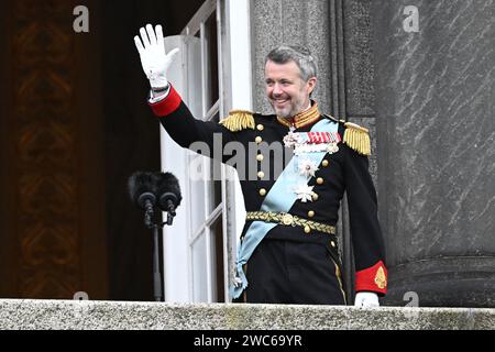 KOPENHAGEN, DÄNEMARK 20240114 König Frederik X winkt vom Balkon des Schlosses Christiansborg in Kopenhagen. Am Sonntag übernahm König Friedrich X. den Thron von Königin Margrethe II. Der Thronwechsel wurde von Premierminister Mette Fredrikssen auf dem Balkon der Burg Christiansborg ausgerufen. Foto: Johan Nilsson/TT/Code 50090 Credit: TT News Agency/Alamy Live News Stockfoto