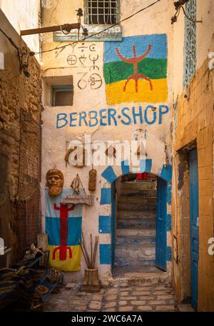 Ein Berber-Kunsthandwerk mit handgemalten Motiven am Ende einer engen Kopfsteinpflasterstraße in der alten Medina von Sousse in Tunesien. Stockfoto