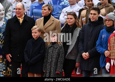 MONACO, - 13. JANUAR, Albert II., Prinz von Monaco, Prinz Jacques von Monaco, Charlene, Prinzessin von Monaco, Prinzessin Gabriella von Monaco, Camille Gottlieb, Louis Ducruet und Prinzessin Stephanie von Monaco nehmen am 13. Januar 2024 an der Circus Parade in Monaco Teil. Stockfoto