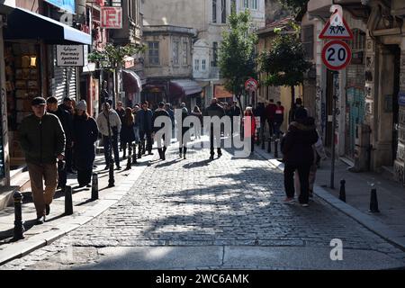 Istanbul, Türkei - 10. Dezember 2023: Straßenszene in Istanbul. Die Leute gehen an sonnigen Wintertagen auf die Galip Dede Street. Bezirk Beyoglu, Stadt o Stockfoto