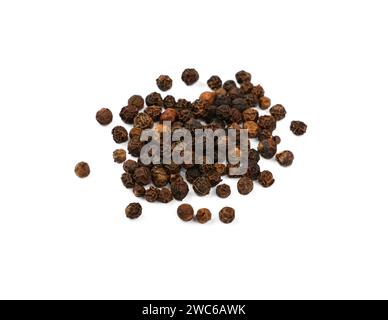 Nahaufnahme von schwarzem Pfefferkorn, verschüttet und verteilt, isoliert auf weißem Hintergrund, Blick von oben Stockfoto