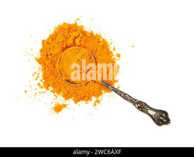 Nahaufnahme ein Vintage-Metalllöffel voll gelbem Kurkuma-Gewürzpulver verschüttet und auf weißem Hintergrund isoliert, erhöhte Draufsicht, direkt verteilt Stockfoto