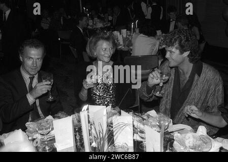 Franz Beckenbauer, Diana Sandmann und David Hasselhoff v.li. 09/87 Rag Franz Beckenbauer li. mit seiner Freundin Diana Sandmann und David Hasselhoff im September 1987 bei einer AIDS-Gala in München Deutschland deutsch deutscher Mann Teamchef Fußball ehemaliger Ex Fußballspieler Chef Team leger Nationaltrainer DFB Fußballbund Lebensgefährtin Frau US Amerikaner amerikanischer Sänger Schauspieler Schauspiel Film TV Fernsehen deutscher ehemaliger Fußballspieler Coach Girl Friend us-amerikanischer Schauspieler Sänger quer halb sitzend Tisch prostend SW *** Franz Beckenbauer, Diana Sandmann und David Hasselhoff V. Stockfoto