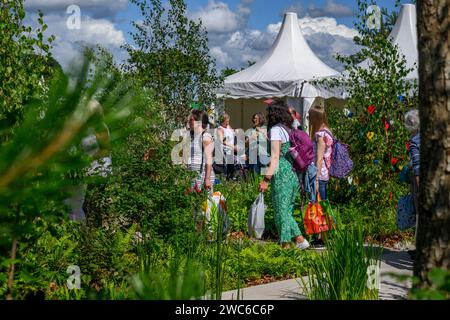 Construction Minds Show Garden Competition (Besucher und Leute sehen, herumlaufen) - RHS Tatton Park Flower Show 2023, Cheshire England Großbritannien. Stockfoto