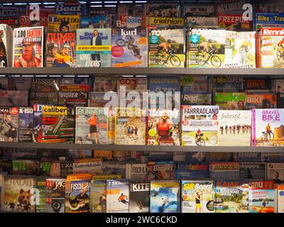 Frontansicht des Magazinregals im Bahnhofsbuchladen, Unterhaltung, Sport, Deutsch, Deckblätter, Leute, Fahrrad, Läufer, Reisezeitschriften Stockfoto