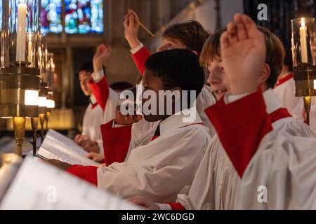 Das Bild vom 7. Dezember zeigt Chöre des King’s College in Cambridge, die die letzte Probe für die Aufnahme der Christma vorbereiten Stockfoto