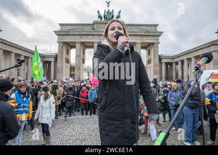 Luisa Neubauer hielt eine Rede bei dem Protest. Neubauer, geboren am 21. April 1996 in Hamburg, ist ein bekannter deutscher Klimaaktivist und Publizist, der für die deutsche Fridays for Future-Bewegung bekannt ist. Als eine bedeutende Figur im Klimaaktivismus tritt Neubauer für eine Politik ein, die mit dem Pariser Abkommen in Einklang steht und sich für den Übergang Deutschlands von der Kohle bis 2030 ausgesprochen hat. Ihre Mitgliedschaft in der Allianz 90/die Grünen und die Grüne Jugend spiegelt ihr tiefes Engagement für Umweltfragen wider. In einer beispiellosen Solidaritätsbekundung entsprachen die Straßen Berlins am 14. Januar 2024 dem Stockfoto