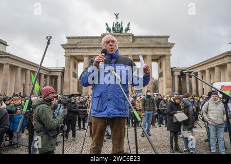 Auf der Bühne in Berlin hielt Ulrich Schneider, geboren am 14. August 1958 in Oberhausen, eine Rede. Er ist eine prominente Persönlichkeit im Sozialbereich und seit 1999 Vorstandsvorsitzender des Deutschen Paritätischen Wohlfahrtsverbandes. Seine Reise zu einem führenden Soziallobbyisten in Deutschland hat seine Wurzeln in seinem akademischen Hintergrund, nachdem er Erziehungswissenschaft studiert und an der Universität Münster promoviert hat. In einer beispiellosen Solidaritätsbekundung hallten die Straßen Berlins am 14. Januar 2024 mit den Stimmen von 25, 0 Stockfoto