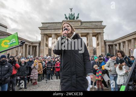 Luisa Neubauer hielt eine Rede bei dem Protest. Neubauer, geboren am 21. April 1996 in Hamburg, ist ein bekannter deutscher Klimaaktivist und Publizist, der für die deutsche Fridays for Future-Bewegung bekannt ist. Als eine bedeutende Figur im Klimaaktivismus tritt Neubauer für eine Politik ein, die mit dem Pariser Abkommen in Einklang steht und sich für den Übergang Deutschlands von der Kohle bis 2030 ausgesprochen hat. Ihre Mitgliedschaft in der Allianz 90/die Grünen und die Grüne Jugend spiegelt ihr tiefes Engagement für Umweltfragen wider. In einer beispiellosen Solidaritätsbekundung entsprachen die Straßen Berlins am 14. Januar 2024 dem Stockfoto