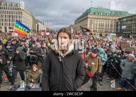 Luisa Neubauer hielt eine Rede bei dem Protest. Neubauer, geboren am 21. April 1996 in Hamburg, ist ein bekannter deutscher Klimaaktivist und Publizist, der für die deutsche Fridays for Future-Bewegung bekannt ist. Als eine bedeutende Figur im Klimaaktivismus tritt Neubauer für eine Politik ein, die mit dem Pariser Abkommen in Einklang steht und sich für den Übergang Deutschlands von der Kohle bis 2030 ausgesprochen hat. Ihre Mitgliedschaft in der Allianz 90/die Grünen und die Grüne Jugend spiegelt ihr tiefes Engagement für Umweltfragen wider. In einer beispiellosen Solidaritätsbekundung entsprachen die Straßen Berlins am 14. Januar 2024 dem Stockfoto