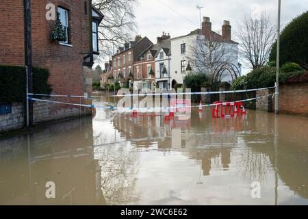 Gloucester Road in Tewkesbury, Gloucestershire, wegen Überschwemmungen geschlossen. Stockfoto