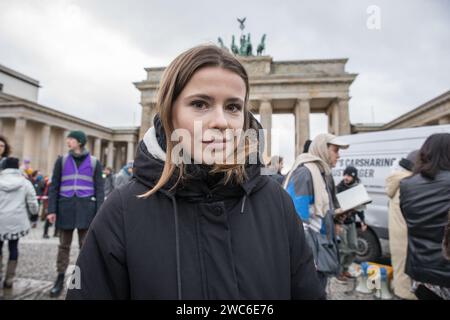 Luisa Neubauer hielt eine Rede bei dem Protest. Neubauer, geboren am 21. April 1996 in Hamburg, ist ein bekannter deutscher Klimaaktivist und Publizist, der für die deutsche Fridays for Future-Bewegung bekannt ist. Als eine bedeutende Figur im Klimaaktivismus tritt Neubauer für eine Politik ein, die mit dem Pariser Abkommen in Einklang steht und sich für den Übergang Deutschlands von der Kohle bis 2030 ausgesprochen hat. Ihre Mitgliedschaft in der Allianz 90/die Grünen und die Grüne Jugend spiegelt ihr tiefes Engagement für Umweltfragen wider. In einer beispiellosen Solidaritätsbekundung entsprachen die Straßen Berlins am 14. Januar 2024 dem Stockfoto