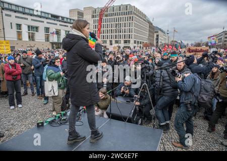 Luisa Neubauer hielt eine Rede bei dem Protest. Neubauer, geboren am 21. April 1996 in Hamburg, ist ein bekannter deutscher Klimaaktivist und Publizist, der für die deutsche Fridays for Future-Bewegung bekannt ist. Als eine bedeutende Figur im Klimaaktivismus tritt Neubauer für eine Politik ein, die mit dem Pariser Abkommen in Einklang steht und sich für den Übergang Deutschlands von der Kohle bis 2030 ausgesprochen hat. Ihre Mitgliedschaft in der Allianz 90/die Grünen und die Grüne Jugend spiegelt ihr tiefes Engagement für Umweltfragen wider. In einer beispiellosen Solidaritätsbekundung entsprachen die Straßen Berlins am 14. Januar 2024 dem Stockfoto