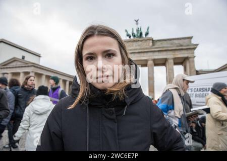 Luisa Neubauer hielt eine Rede bei dem Protest. Neubauer, geboren am 21. April 1996 in Hamburg, ist ein bekannter deutscher Klimaaktivist und Publizist, der für die deutsche Fridays for Future-Bewegung bekannt ist. Als eine bedeutende Figur im Klimaaktivismus tritt Neubauer für eine Politik ein, die mit dem Pariser Abkommen in Einklang steht und sich für den Übergang Deutschlands von der Kohle bis 2030 ausgesprochen hat. Ihre Mitgliedschaft in der Allianz 90/die Grünen und die Grüne Jugend spiegelt ihr tiefes Engagement für Umweltfragen wider. In einer beispiellosen Solidaritätsbekundung entsprachen die Straßen Berlins am 14. Januar 2024 dem Stockfoto