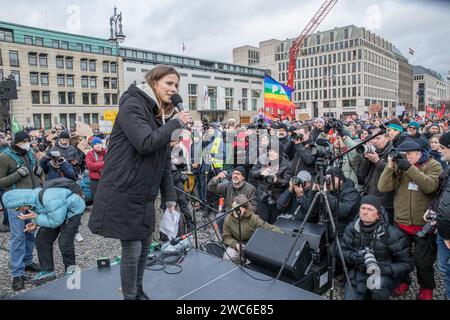 Luisa Neubauer hielt eine Rede bei dem Protest. Neubauer, geboren am 21. April 1996 in Hamburg, ist ein bekannter deutscher Klimaaktivist und Publizist, der für die deutsche Fridays for Future-Bewegung bekannt ist. Als eine bedeutende Figur im Klimaaktivismus tritt Neubauer für eine Politik ein, die mit dem Pariser Abkommen in Einklang steht und sich für den Übergang Deutschlands von der Kohle bis 2030 ausgesprochen hat. Ihre Mitgliedschaft in der Allianz 90/die Grünen und die Grüne Jugend spiegelt ihr tiefes Engagement für Umweltfragen wider. In einer beispiellosen Solidaritätsbekundung entsprachen die Straßen Berlins am 14. Januar 2024 dem Stockfoto