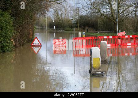 Barton Road in Tewkesbury, Gloucestershire, wegen Überschwemmungen geschlossen. Stockfoto