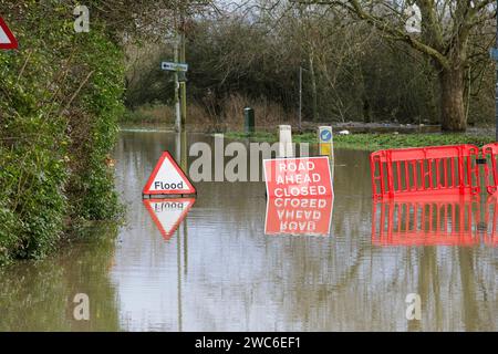 Barton Road in Tewkesbury, Gloucestershire, wegen Überschwemmungen geschlossen. Stockfoto