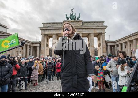 Berlin, Deutschland. Januar 2024. Luisa Neubauer hielt eine Rede bei dem Protest. Neubauer, geboren am 21. April 1996 in Hamburg, ist ein bekannter deutscher Klimaaktivist und Publizist, der für die deutsche Fridays for Future-Bewegung bekannt ist. Als eine bedeutende Figur im Klimaaktivismus tritt Neubauer für eine Politik ein, die mit dem Pariser Abkommen in Einklang steht und sich für den Übergang Deutschlands von der Kohle bis 2030 ausgesprochen hat. Ihre Mitgliedschaft in der Allianz 90/die Grünen und die Grüne Jugend spiegelt ihr tiefes Engagement für Umweltfragen wider. In einer beispiellosen Solidaritätsbekundung, die Straßen Berlins weiter Stockfoto