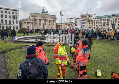 14. Januar 2024, Berlin, Deutschland: In einer beispiellosen Solidaritätsbekundung erwiderten die Straßen Berlins am 14. Januar 2024 den Stimmen von 25.000 Demonstranten, die sich am Pariser Platz im Schatten des legendären Brandenburger Tors versammelten. Die Demonstration, die von Fridays for Future Berlin organisiert und von einer umfassenden Koalition aus zivilgesellschaftlichen Gruppen, NGOs und Aktivisten unterstützt wurde, markierte einen entscheidenden Standpunkt gegen Rechtsextremismus und eine unerbittliche Verteidigung demokratischer Werte. Unter dem Motto „Wir stehen zusammen“ war eine direkte Reaktion auf die erschreckenden Ergebnisse eines Untersuchungsberichts von Stockfoto