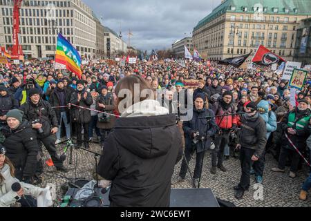 14. Januar 2024, Berlin: Luisa Neubauer hielt eine Rede auf dem Protest. Neubauer, geboren am 21. April 1996 in Hamburg, ist ein bekannter deutscher Klimaaktivist und Publizist, der für die deutsche Fridays for Future-Bewegung bekannt ist. Als eine bedeutende Figur im Klimaaktivismus tritt Neubauer für eine Politik ein, die mit dem Pariser Abkommen in Einklang steht und sich für den Übergang Deutschlands von der Kohle bis 2030 ausgesprochen hat. Ihre Mitgliedschaft in der Allianz 90/die Grünen und die Grüne Jugend spiegelt ihr tiefes Engagement für Umweltfragen wider. In einer beispiellosen Solidaritätsbekundung, die Straßen Berlins weiter Stockfoto