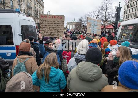 14. Januar 2024, Berlin, Deutschland: In einer beispiellosen Solidaritätsbekundung erwiderten die Straßen Berlins am 14. Januar 2024 den Stimmen von 25.000 Demonstranten, die sich am Pariser Platz im Schatten des legendären Brandenburger Tors versammelten. Die Demonstration, die von Fridays for Future Berlin organisiert und von einer umfassenden Koalition aus zivilgesellschaftlichen Gruppen, NGOs und Aktivisten unterstützt wurde, markierte einen entscheidenden Standpunkt gegen Rechtsextremismus und eine unerbittliche Verteidigung demokratischer Werte. Unter dem Motto „Wir stehen zusammen“ war eine direkte Reaktion auf die erschreckenden Ergebnisse eines Untersuchungsberichts von Stockfoto