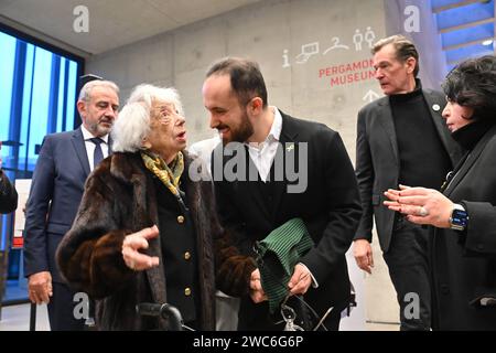 Der Starpianist Igor Levit spielte am Sonntag 14.01.2024 in der James-Simon-Galerie in Berlin ein Konzert zum Gedenken an die israelischen Hamas-Geiseln. Foto: Die Holocaustueberlebende Margot Friedlaender und Igor Levit vor seinem Auftritt unter den Entfuehrten ist den Angaben zufolge auch der 22-jaehrige Pianist Alon Ohel, der bei dem Terrorueberfall auf Israel am 7. Oktober waehrend des Nova Musik Festivals in der Naehe des Kibbuz re im verschleppt wurde. An sein Schicksal und das andere Geiseln will die Initiative das gelbe Piano erinnern, indem an oeffentlichen Orten ein gelber Flueg Stockfoto