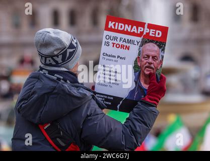 London, Großbritannien. Januar 2024. 100 Tage nach dem Hamas-Angriff in Israel versammelte sich die jüdische Gemeinde Londons am Trafalgar Square, um zu fordern, dass alle Geiseln nach Hause zurückkehren. Paul Quezada-Neiman/Alamy Live News Credit: Paul Quezada-Neiman/Alamy Live News Stockfoto