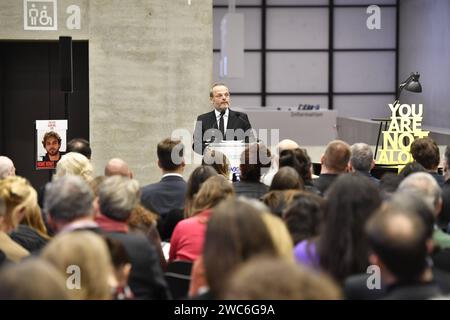 Der Starpianist Igor Levit spielte am Sonntag 14.01.2024 in der James-Simon-Galerie in Berlin ein Konzert zum Gedenken an die israelischen Hamas-Geiseln. Foto: Der Antisemitismusbeauftragte der Bundesregierung, Felix Klein, waehrend seiner Rede vor dem Auftritt des Pianisten Levit unter den Entfuehrten ist den Angaben zufolge auch der 22-jaehrige Pianist Alon Ohel, der bei dem Terrorueberfall auf Israel am 7. Oktober waehrend des Nova Musik Festivals in der Naehe des Kibbuz re im verschleppt wurde. An sein Schicksal und das der anderen Geiseln will die Initiative das gelbe Piano erinnern, inde Stockfoto