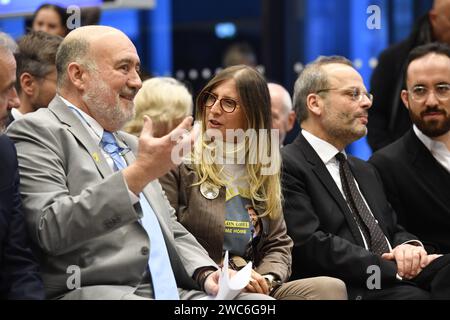 Der Starpianist Igor Levit spielte am Sonntag 14.01.2024 in der James-Simon-Galerie in Berlin ein Konzert zum Gedenken an die israelischen Hamas-Geiseln. Foto: Der israelische Botschafter Ron Prosor Idit Ohel, die Mutter des entfuehrten Pianisten Alon Ohel der Antisemitismusbeauftragte der Bundesregierung, Felix Klein vor dem Auftritt des Pianisten Levit Re. Unter den Entfuehrten ist den Angaben zufolge auch der 22-jaehrige Pianist Alon Ohel, der bei dem Terrorueberfall auf Israel am 7. Oktober waehrend des Nova Musik Festivals in der Naehe des Kibbuz re im verschleppt wurde. Ein sein Schicksal Stockfoto