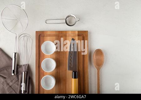 Küchenutensilien auf hellem Hintergrund, von oben gesehen. Stockfoto