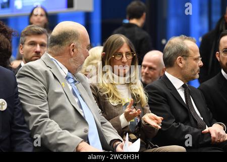 Der Starpianist Igor Levit spielte am Sonntag 14.01.2024 in der James-Simon-Galerie in Berlin ein Konzert zum Gedenken an die israelischen Hamas-Geiseln. Foto: Der israelische Botschafter Ron Prosor Idit Ohel, die Mutter des entfuehrten Pianisten Alon Ohel der Antisemitismusbeauftragte der Bundesregierung, Felix Klein vor dem Auftritt des Pianisten Levit unter den Entfuehrten ist den Angaben zufolge auch der 22-jaehrige Pianist Alon Ohel, der bei dem Terrorueberfall auf Israel am 7. Oktober waehrend des Nova Musik Festivals in der Naehe des Kibbuz re im verschleppt wurde. An sein Schicksal und Stockfoto